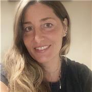 Interprete Simultanea impartisce lezione di inglese a ragazzi elementari e medie