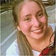 Joven estudiante con conocimientos fundamentales de educación primaria y secundaria 