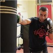 Insegnante di kick boxing offre lezioni private e di gruppo, per persone desiderose di mettersi in gioco e imparare uno sport da c