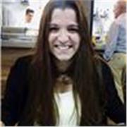 Profesora especializada en ciencias tecnológicas imparte clases a niños de todas las edades