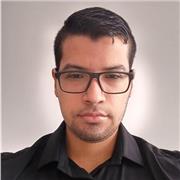 Administrador financiero y negociante internacional imparte clase a jóvenes de todas las edades