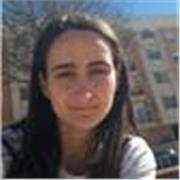 Profesora de inglés imparte clases a nños y adolescentes