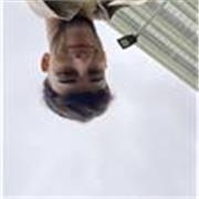 Me defino como una persona joven y con ganas de enseñar y pasar tiempo con niños para que aprendan a jugar al futbol.