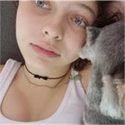 Estudiante universitaria imparte clases de matemática para niños