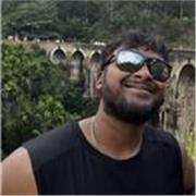 Laureando di biotecnologie, di madrelingua italiana e singalese, impartisce lezioni di italiano per stranieri