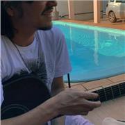 Minha especialidade é a guitarra, ensino toda a trajetória com base no que o aluno quer aprender, desde a teoria até a prática avançada!