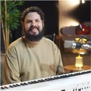 Pianista e Produtor musical, músico há mais de 15 anos, ensina piano profissional para todos os níveis