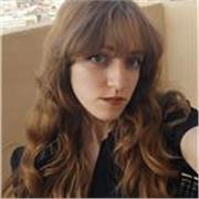 Estudiante de periodismo que dispone de un certificado de nivel C1 de inglés. A pesar de residir en Elda, estudio en Elche