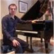 Titulado superior con más de 30 años de experiencia imparte clases de piano online