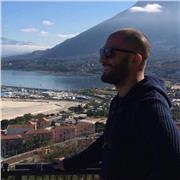 Laureato in lettere classiche e specializzato in italianistica