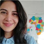 Maestra de primaria. Con diez años de experiencia impartiendo clases en español en línea y presencial
