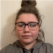 Professeur particulier donne des cours de soutien scolaire primaire au élèves dans le besoin