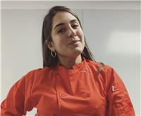 Chef y profesora de cocina imparte clases de cocina internacional