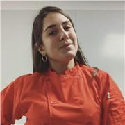 Chef y profesora de cocina imparte clases de cocina internacional