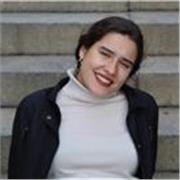 Profesora de inglés ofrece clases a niños pequeños y adolescentes