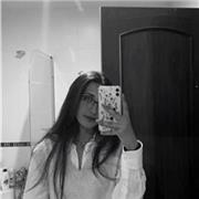 Adolescente imparte clases de repaso a niños de cualquier edad