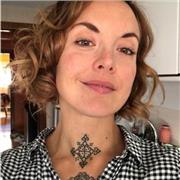 Profesora de español para extranjeros imparte clases a alumnos y alumnas de todas las edades