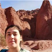 Profesora de educación física, Magister en Actividad Física y Deporte Adaptado, realiza clases desde preescolar a adultos mayores con problemas motores