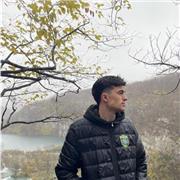 Soy un estudiante a punto de finalizar la carrera de marketing e investigación de mercados con amplios conocimientos de economía, macro y micro economía aparte de otras asignaturas como historia o geografía, además, tengo un alto nivel de inglés