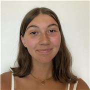 Professeure particulière qui donne des cours de soutien au collégiens