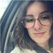 Étudiante en psychologie donnant un soutient scolaire