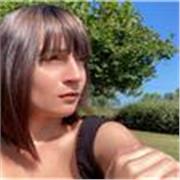 Graphiste et illustratrice formée à l’École de Condé, j’enseigne le dessin aux enfants et adultes en Île-de-France avec créativité