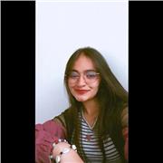 Profesora de inglés imparte clases a niños de todas las edades