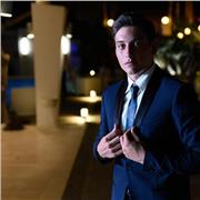 Giovane insegnante offre ripetizioni private per giovani studenti