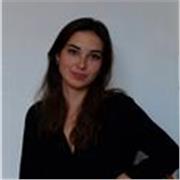 Scénographe et plasticienne pédagogue donne des cours d'histoire théâtrale, de dessin et de peinture. 