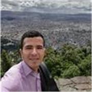 Profesor de matemática imparte clase a jóvenes de todas las edades