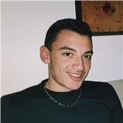 Étudiant appréciant l’enseignement des matières scientifiques pour le soutien scolaire