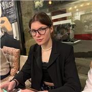 Estudiante que puede dar repaso a niños de primaria