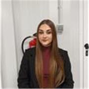 Me defino como una chica organizada y paciente y voy a dar clases o hacer de canguro a niños entre 0-13