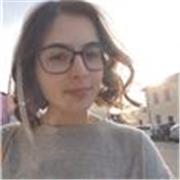 Studentessa universitaria da ripetizioni per studenti di scuole medie e superiori e aiuto-compiti per bambini delle elementari