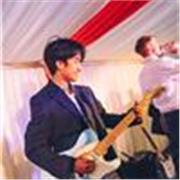 Guitar lessons with an experienced musician for all levels, tailored to your favorite songs!