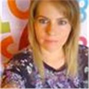 Maestra de español imparte clases a niños