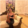 Laureata al conservatorio, impartisce lezioni di violino, solfeggio o teoria musicale anche a domicilio
