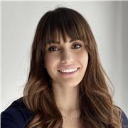 Osteopata, laureata in Buotecnologie e consulente in Bioetica partisce lezioni di Biologia, Chimica e materie scientifiche