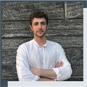 Studiare può essere meno tragico, davvero. Credo in un modo di insegnare che accende la curiosità prima ancora dei voti. 