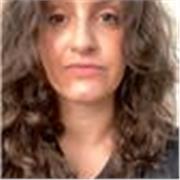 Professora de língua portuguesa com experiência em educação para crianças, jovens e adultos