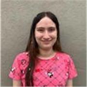 Profesora de apoyo escolar especializada en ofrecer clases a niños de forma virtual