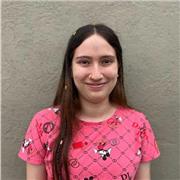 Profesora de apoyo escolar especializada en ofrecer clases a niños de forma virtual