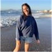 Profesora de matematica que imparte clases a personas de todas las edades