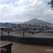 La profesora de ciencias enseño a niños y también a jovenes