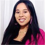 Professora de Português que ajuda crianças