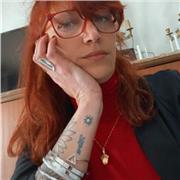 Profesora que da clases primaria y secundaria