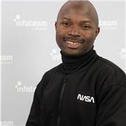 Französischsprachiger Tutor, der Schüler von der Grundschule betreut.