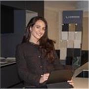 Diseñadora multimedia con empresa propia, ofrece clases de diseño gráfico, branding y herramientas creativas.