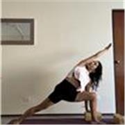 Instructora de yoga con experiencia en yoga para niños, yoga para tercera edad y para gestante