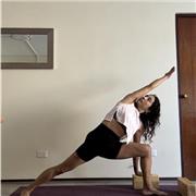 Instructora de yoga con experiencia en yoga para niños, yoga para tercera edad y para gestante